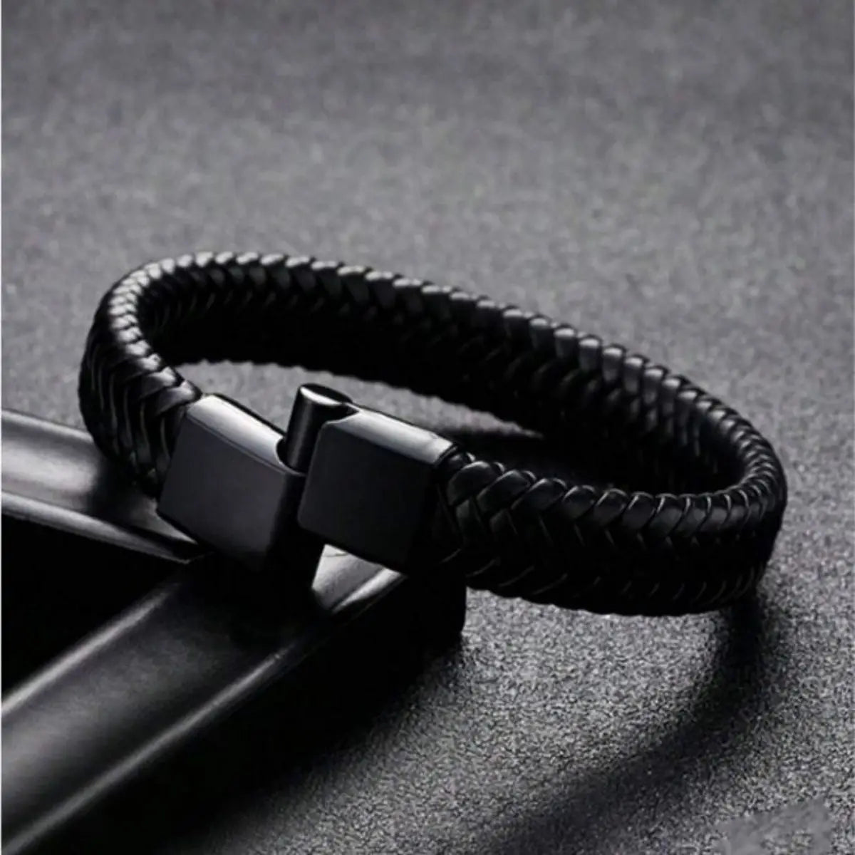 Retro Men's Leather Open Bangle